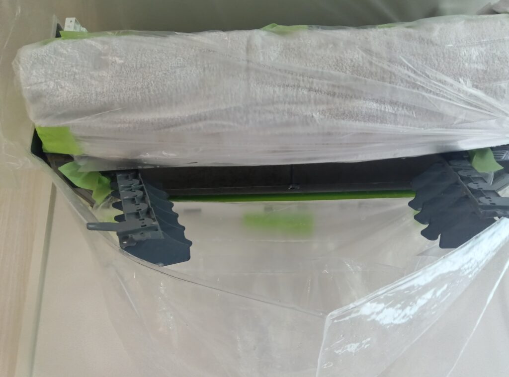 エアコンクリーニングの水漏れ・防水の為の養生作業