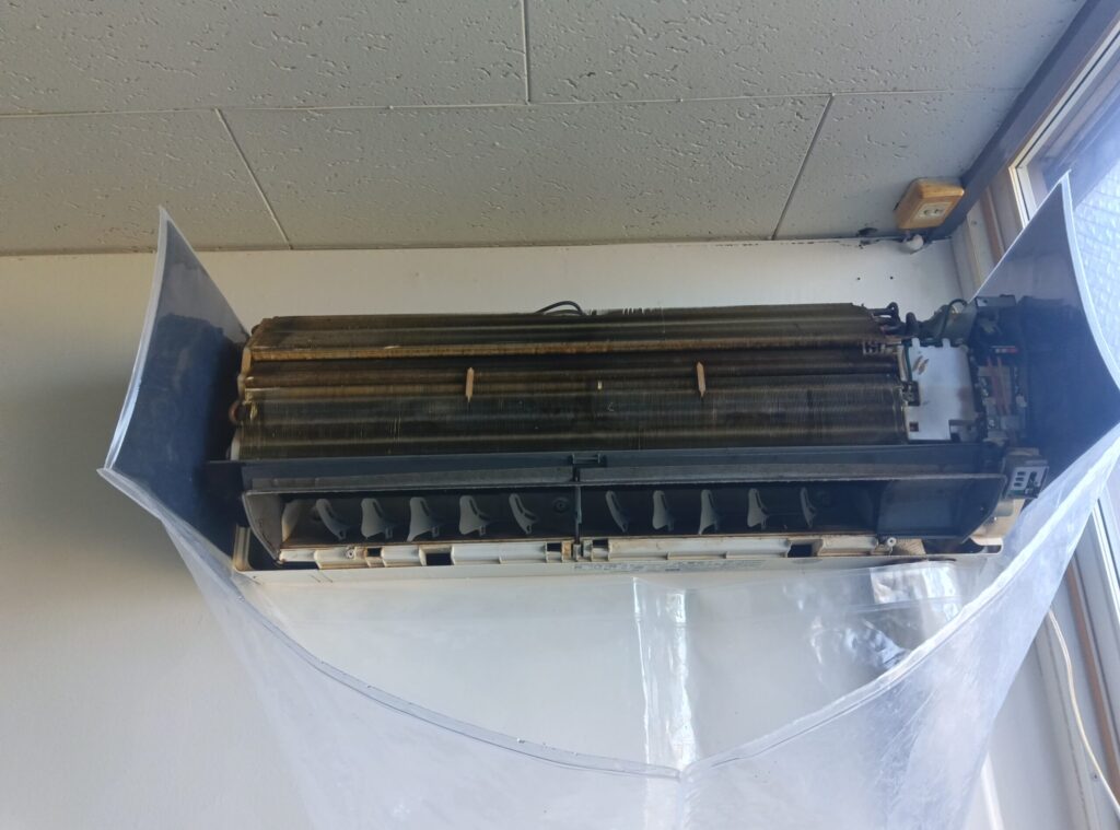 エアコンクリーニングの施工中