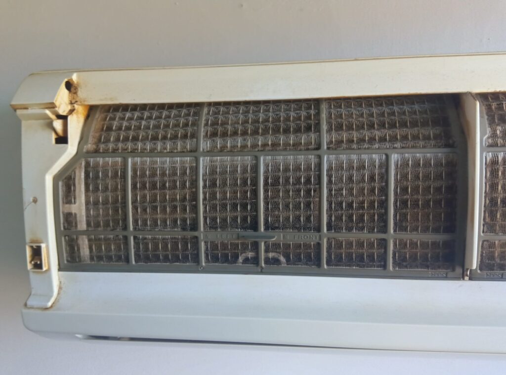 エアコンクリーニングの施工前の汚れ