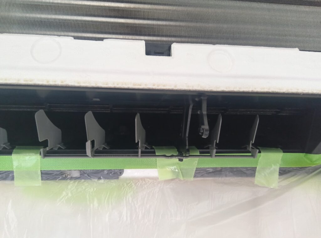 エアコン内部の黒カビ汚れ