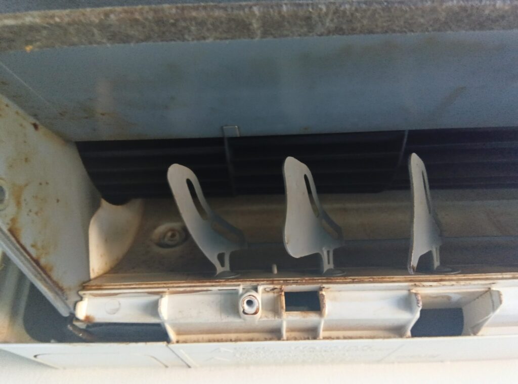 エアコンクリーニングの施工前の汚れ