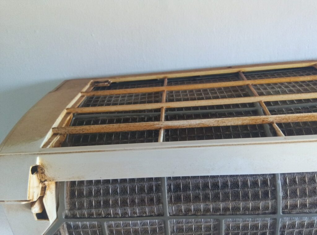 エアコンクリーニングの施工前の汚れ